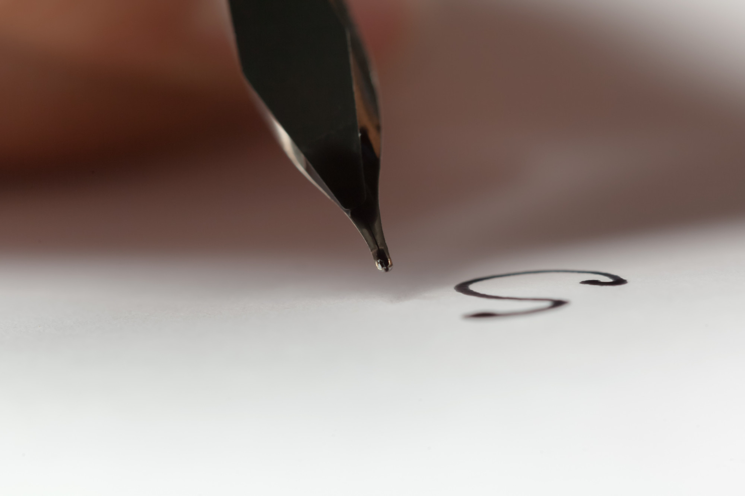 Jak poprawić charakter pisma, pisząc piórem wiecznym? Poradnik dla osób rozpoczynających pracę z piórem Parker